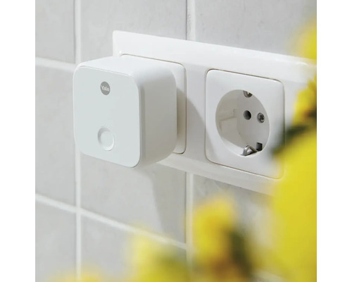 Yale Logo Intelligente Steckdose mit Schalter neben Steckdose