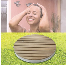 Femme sous la douche et socle de douche en bois