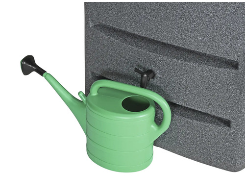 Regentonne mit Wasserhahn und Giesskanne
