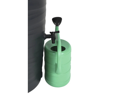 Regentonne mit Wasserhahn und Giesskanne