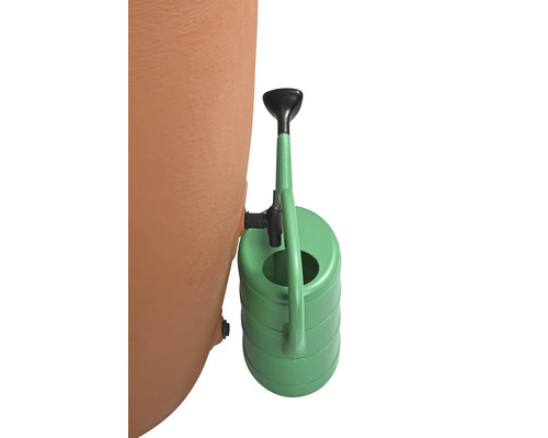 Regentonne mit Wasserhahn und Gießkanne