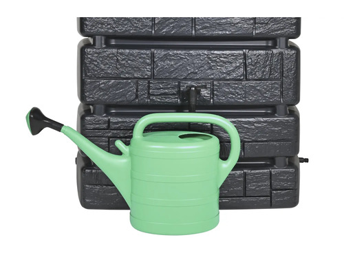 Regentonne mit Wasserhahn und grüner Giesskanne