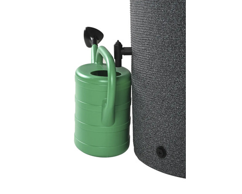 Grüne Giesskanne neben einem grauen Wassertank