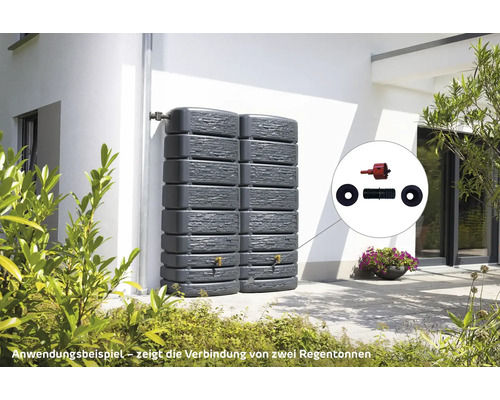 Zwei graue Regentonnen mit Verbindungsstück im Aussenbereich.