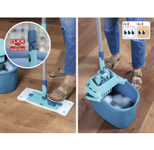 Wischmop mit Eimer und Auswringvorrichtung auf einem Holzboden