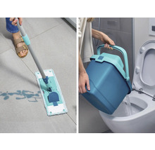 Reinigungsszene mit Mopp und Eimer in einem Badezimmer.