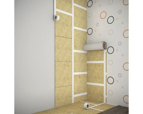 Aménagement intérieur avec panneaux isolants en fibres de bois et ruban adhésif