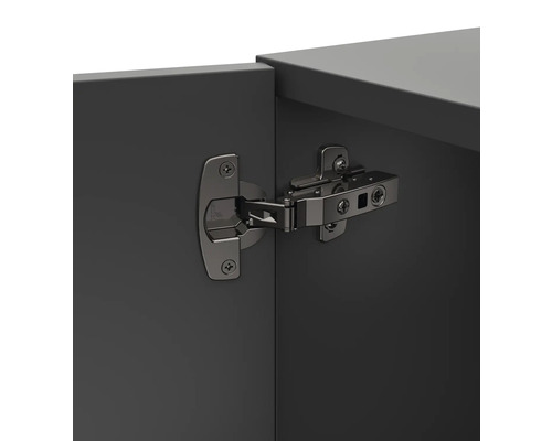 Scharnier an einer Schranktür befestigt