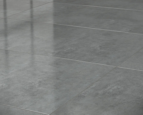 Fliesenboden mit grauem Steindekor.