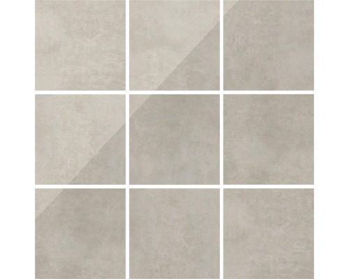 Neun quadratische, helle Bodenfliesen mit matter Oberfläche