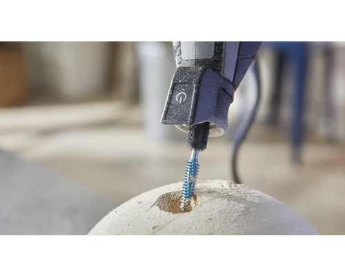 Un outil multifonction perce un trou dans un matériau.