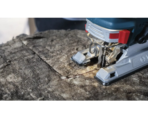 Gros plan d''une scie sauteuse coupant un matériau isolant.