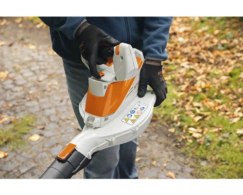 Souffleur de feuilles dans la main d''une personne