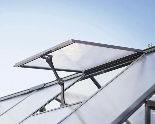 Vue détaillée d''une fenêtre de toit ouverte sur une serre pour la ventilation