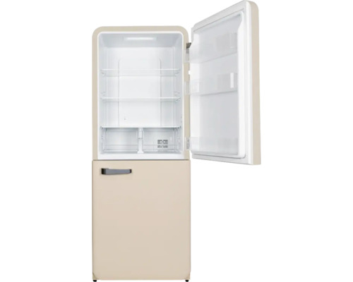 Beigefarbener Kühlschrank mit geöffneter Tür, der Innenraum mit Regalen zeigt