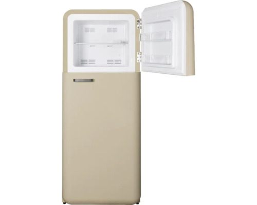 Beigefarbener Kühlschrank mit geöffneter Tür, Einblick in das Innere mit Regalen