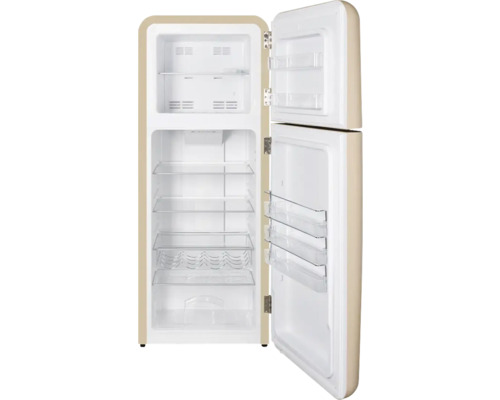 Geöffneter Kühlschrank mit Gefrierfach und mehreren Ablagen