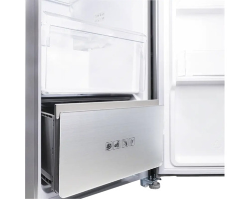 Detailansicht des Innenraums eines Kühlschranks mit Schubladen zur Lagerung von Lebensmitteln