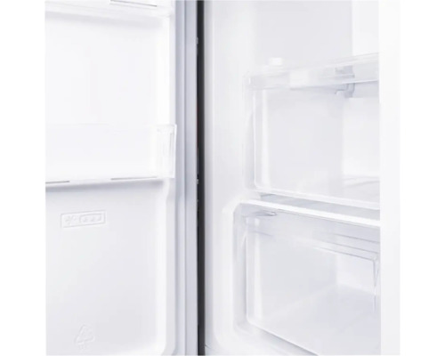 Innenansicht eines leeren Kühlschranks mit Regalen und Fächern