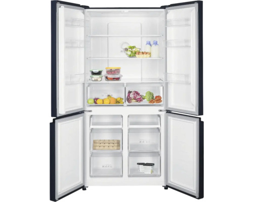 Offener viertüriger Kühlschrank mit Fächern und Lebensmitteln