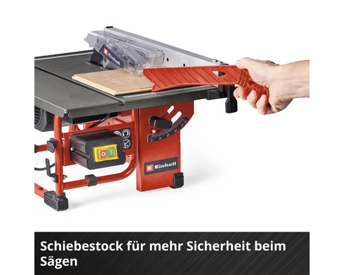 Scie circulaire sur table Einhell avec poussoir en cours d''utilisation