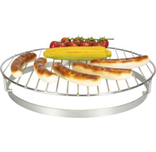 Grillrost mit Würstchen, Maiskolben und Tomaten