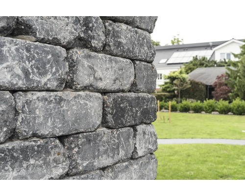 Mur en pierre naturelle grise dans le jardin