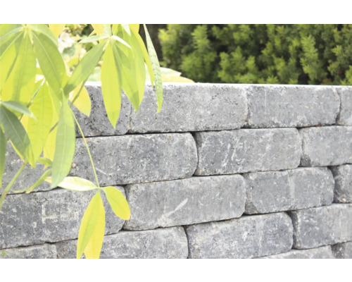 Mur en pierres de béton dans le jardin