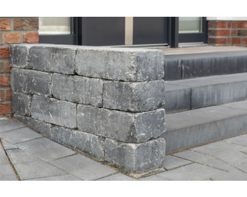 Nahaufnahme einer Treppe mit einer Mauer aus Betonsteinen