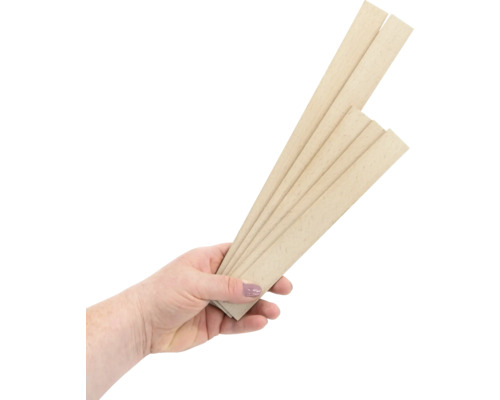 Eine Hand hält mehrere Holzleisten.
