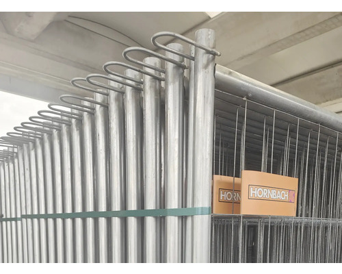 Stapel Metallzaunelemente mit Hornbach Logo