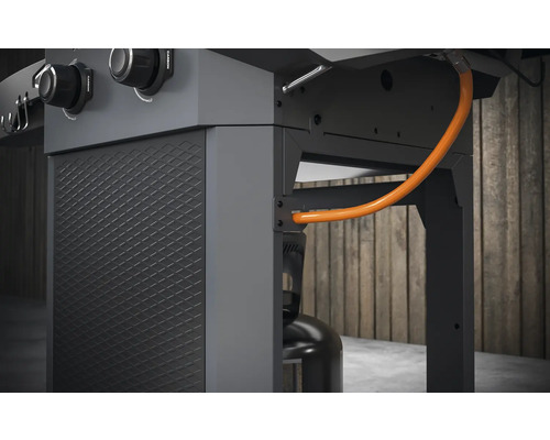 Vue détaillée d''un barbecue à gaz avec bouteille de gaz et tuyau