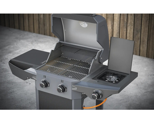 Gril à gaz avec trois brûleurs, brûleur latéral, grilles et espace de rangement.