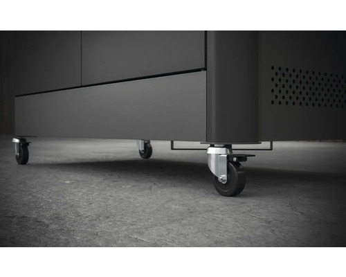 Vue détaillée d''un meuble d''atelier avec roulettes