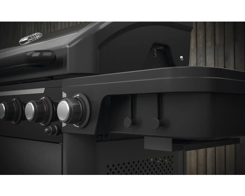 Gros plan d''un barbecue à gaz noir avec des boutons rotatifs pour régler la chaleur