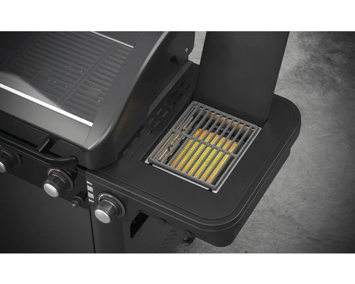 Vue détaillée d''un barbecue à gaz avec réchaud latéral allumé