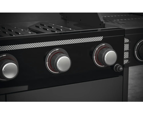 Gros plan d''un barbecue à gaz noir avec des boutons rotatifs pour contrôler la chaleur.