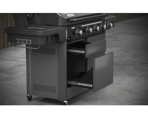 Barbecue avec tiroirs ouverts pour ranger les accessoires de barbecue.