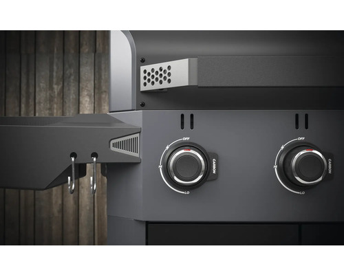 Gros plan d''un barbecue au charbon de bois avec des boutons rotatifs pour le contrôle de la température