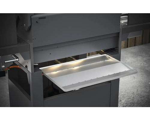 Vue détaillée d''un barbecue avec bac de récupération des graisses retiré.