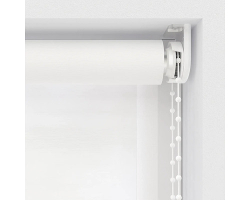 Detailaufnahme einer weißen Rolljalousie mit Kettenzug im Fensterrahmen.