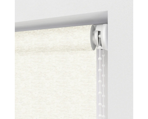 Detailansicht eines Rollos mit Kettenzug zur Fensterdekoration