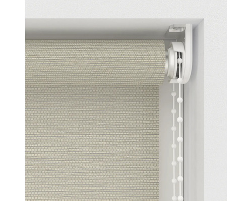 Vue détaillée d''un store enrouleur dans un cadre de fenêtre avec commande à chaînette.