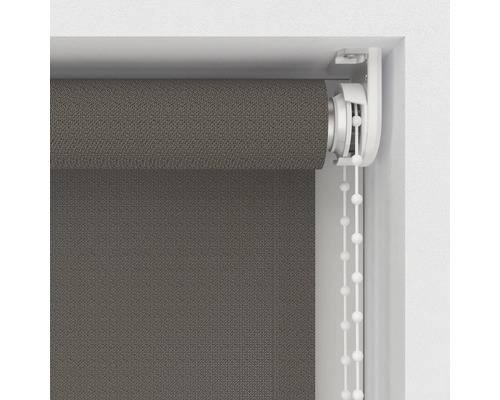 Graues Rollo mit Kettenzug am Fenster