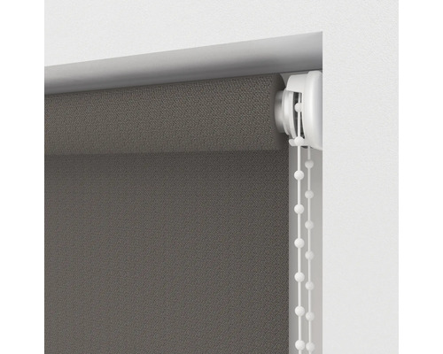 Graues Rollo mit Kettenzug am Fenster.