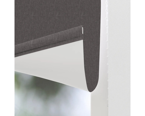 Store occultant gris à la fenêtre