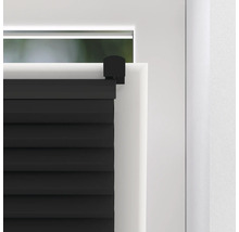 Vue détaillée d''un store plissé noir sur une fenêtre