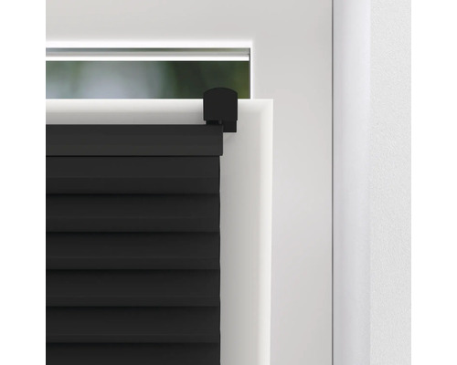 Vue détaillée d''un store plissé noir sur une fenêtre