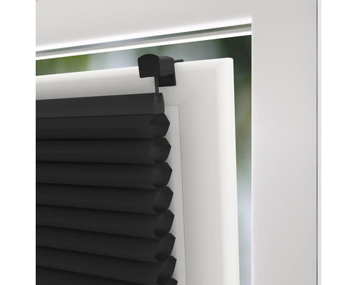 Store plissé noir à la fenêtre pour la décoration et l''intimité