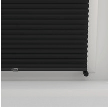 Store plissé noir dans un cadre de fenêtre pour le contrôle de la lumière et l''intimité.